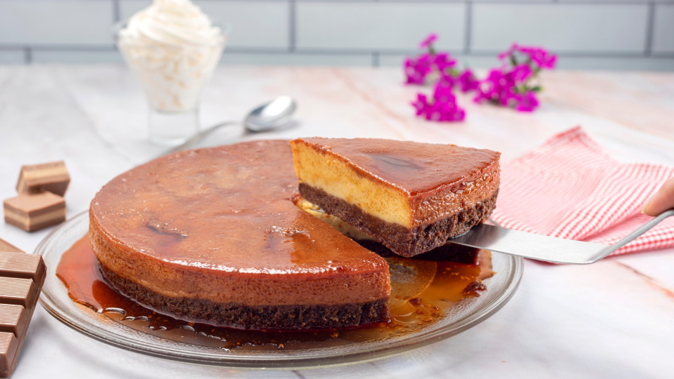 O doce dois em um que é pudim e bolo de chocolate ao mesmo tempo