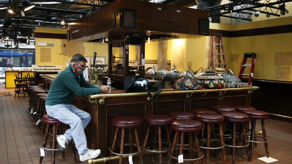 Bar do 'Cheers' vendido por 630 mil em leilão de programas televisivos