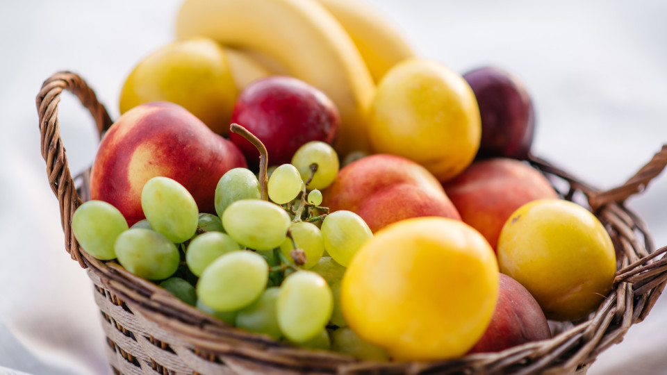 Fruta sumarenta que costuma ter em casa é uma 'bomba' contra o colesterol
