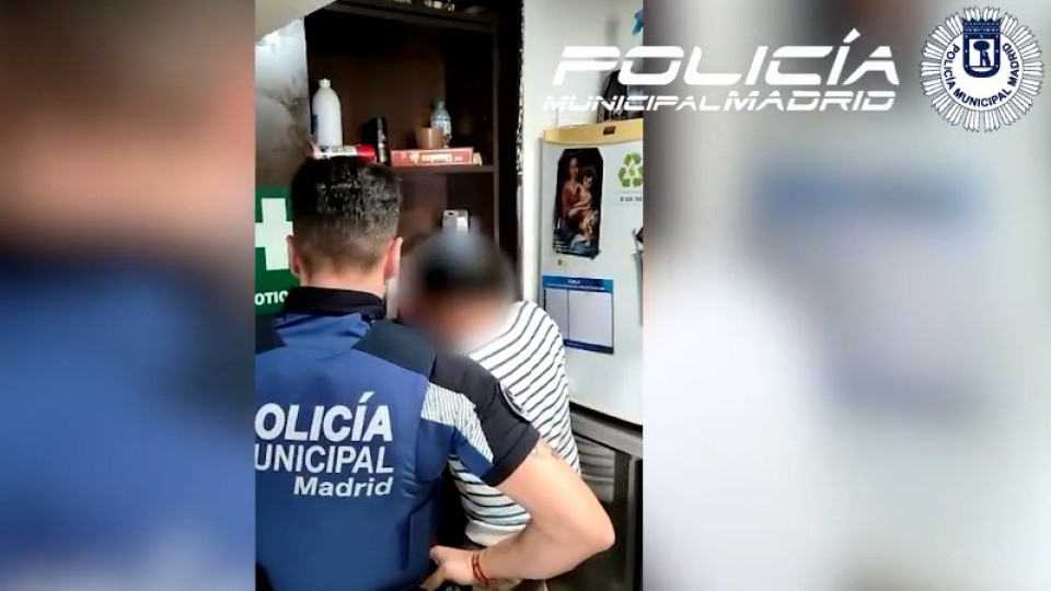 Polícia descobre sala de orgias atrás de estante de bar espanhol