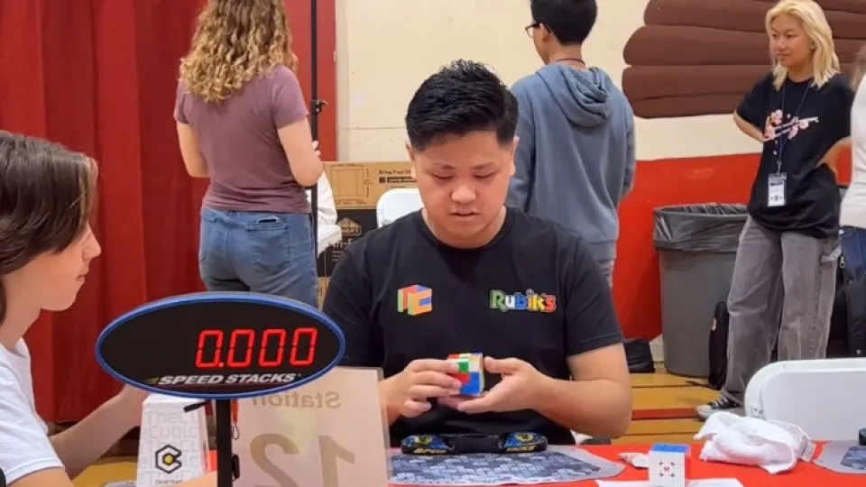 Jovem autista resolve cubo de Rubik em 3,13 segundos. Eis o momento
