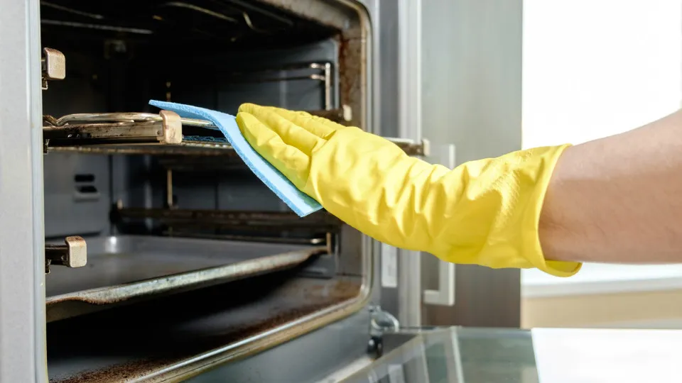 Abre a porta do forno e vem um fedor? Este truque resolve o problema