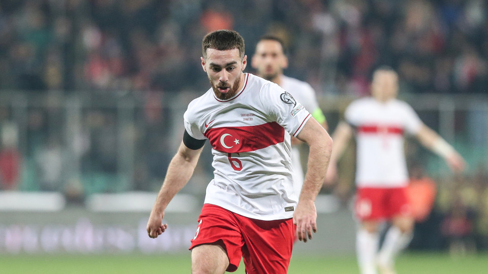 Orkun Kokçu pré-convocado pela Turquia, adversária de Portugal no Euro
