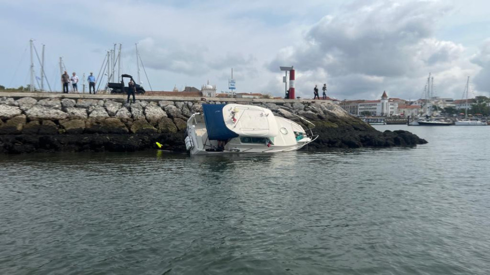 Embarcação de recreio encalhou na Marina da Figueira da Foz