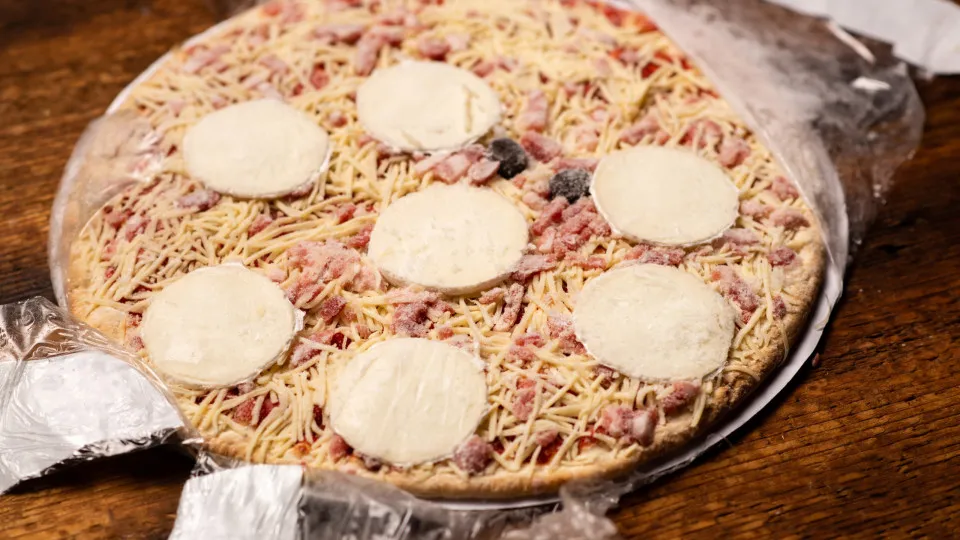 Aquecer pizzas congeladas no forno, nunca mais! Experimente esta dica