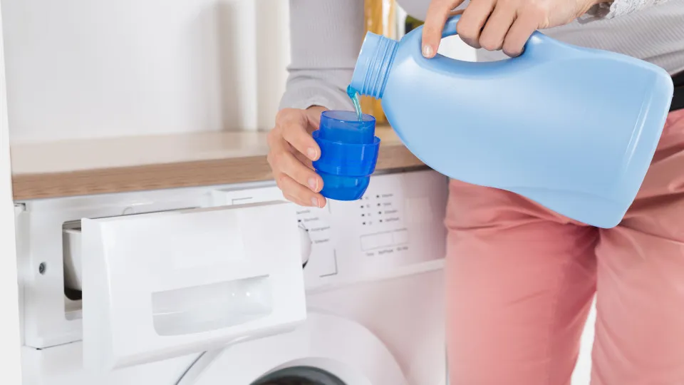 O detergente da roupa pode ajudar a desentupir canos - e não só