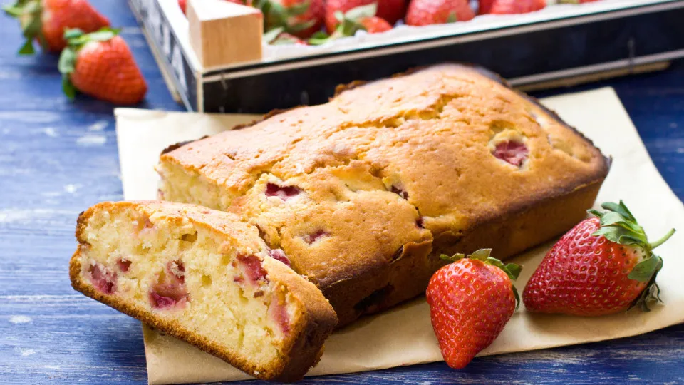 Este bolo de morango fica bem com uma bola de gelado