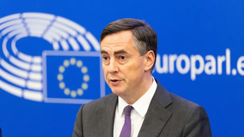 Eurodeputados iniciam visita à China para abordar tensões com Bruxelas
