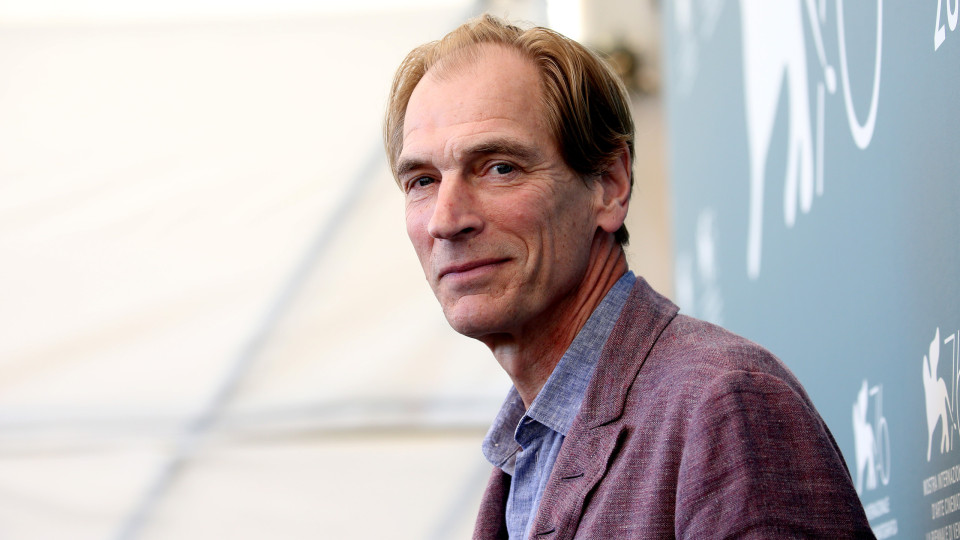 Causa de morte de Julian Sands é dada como "inconclusiva"