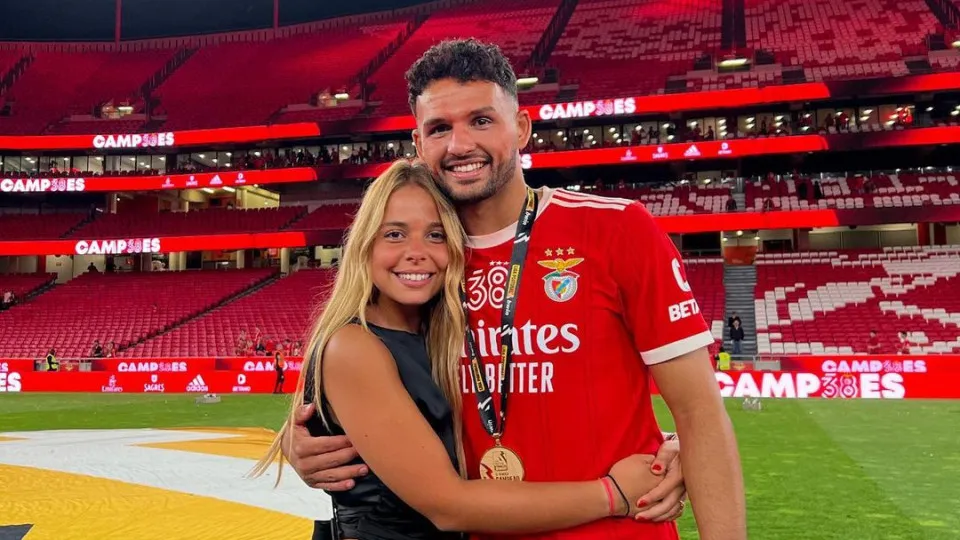 De férias na Grécia, Gonçalo Ramos posa em foto romântica com a namorada