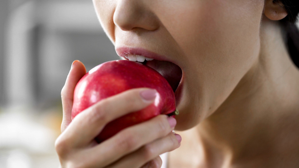 Coma sempre assim as maçãs, os seus dentes agradecem (e muito) 