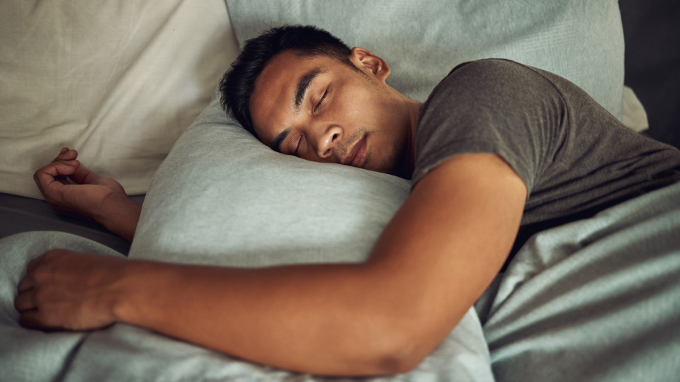O truque simples que vai ajudá-lo a dormir quando está (muito) calor 