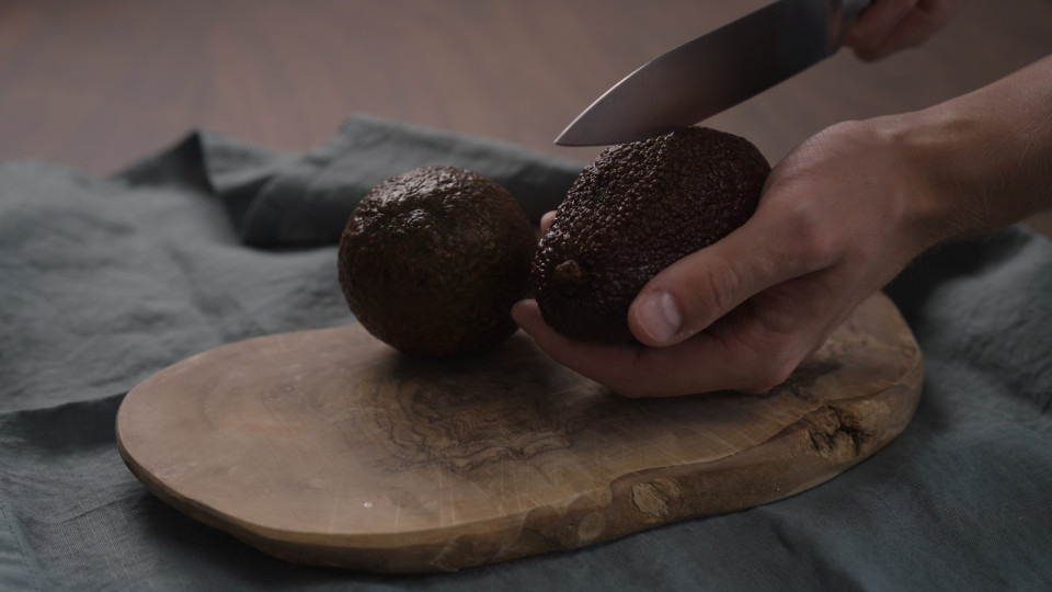 Tirar o caroço do abacate com apenas uma mão e sem faca? Sim, é possível