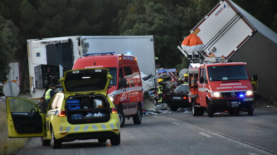 Benavente. Choque entre camiões e carro faz 2 mortos e 3 feridos na EN10