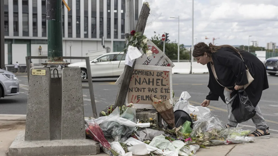 Família despede-se de Naël em funeral privado, enquanto França 'arde'