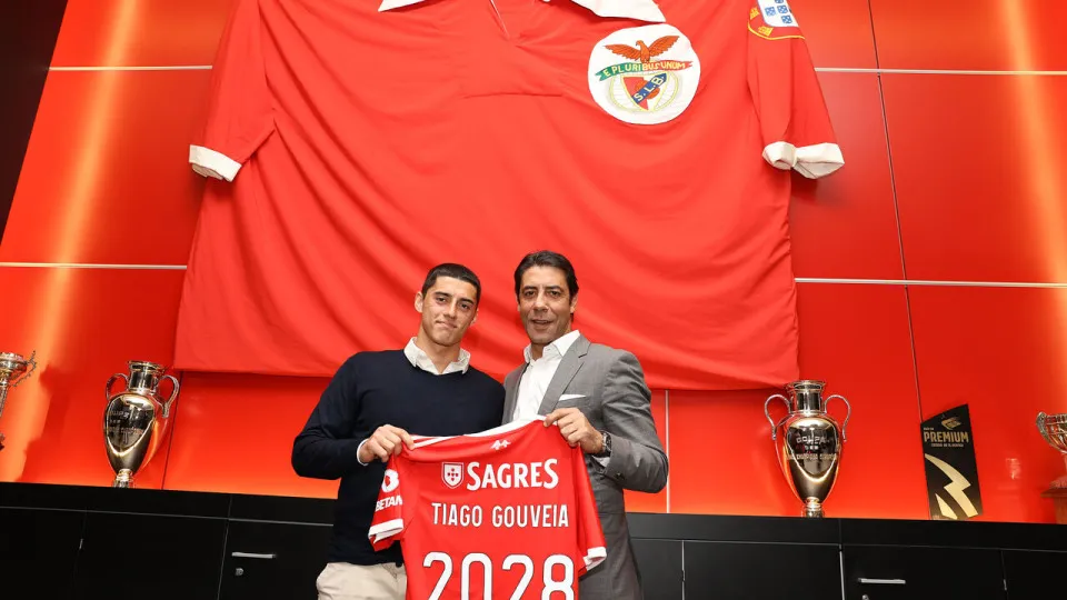 Oficial: Tiago Gouveia renova contrato com o Benfica