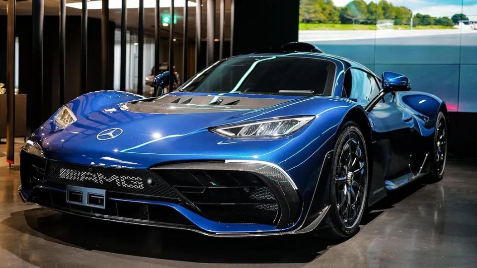 "Valeu a espera". Valtteri Bottas já tem o seu Mercedes-AMG One azul