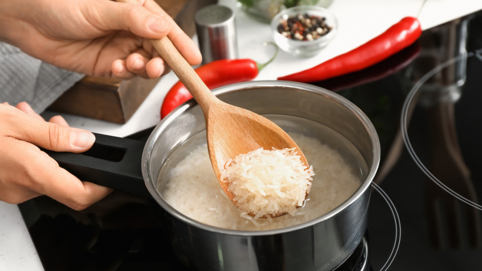 Fria ou a ferver: Como deve juntar a água quando cozinha arroz?