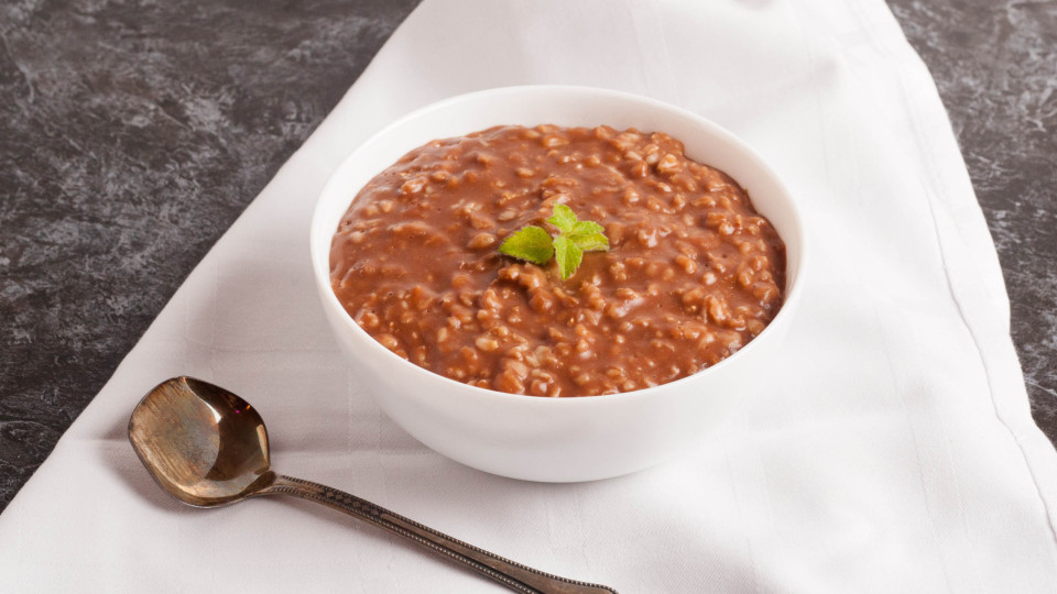 Receita saudável de overnight oats com sabor a Ferrero Rocher