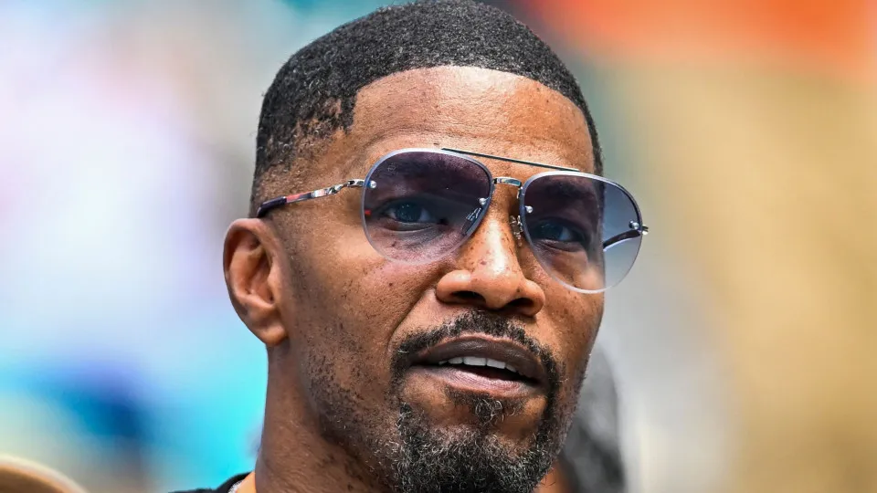 Jamie Foxx visto pela 1.ª vez em público após ter sido internado