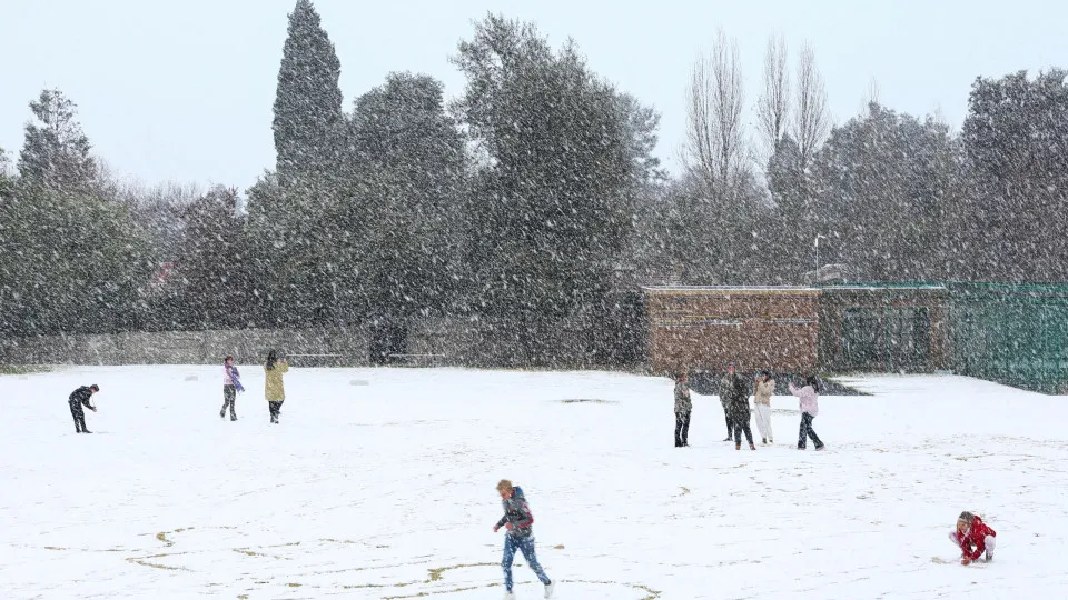 Queda de neve surpreende moradores em Joanesburgo