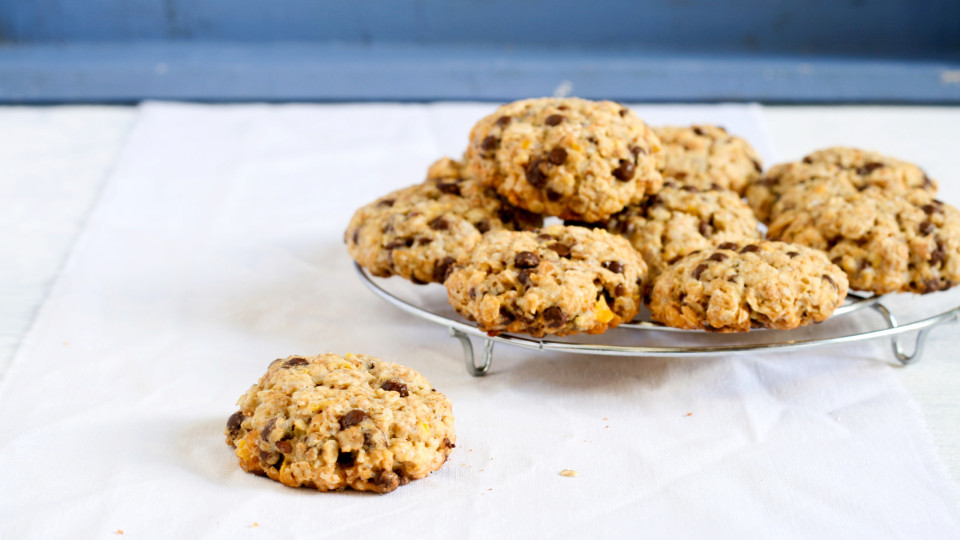 Aqui tem uma receita de bolachas de chocolate sem glutén