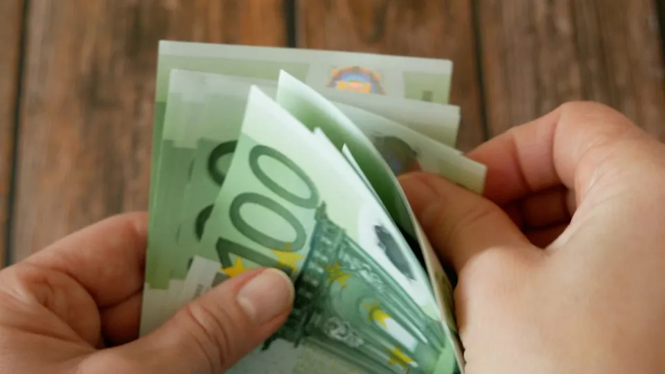 Euro baixa face ao dólar devido a aversão ao risco