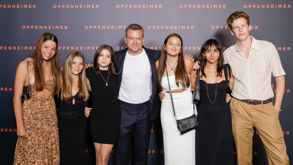 Matt Damon na 'red carpet' com as filhas e a enteada
