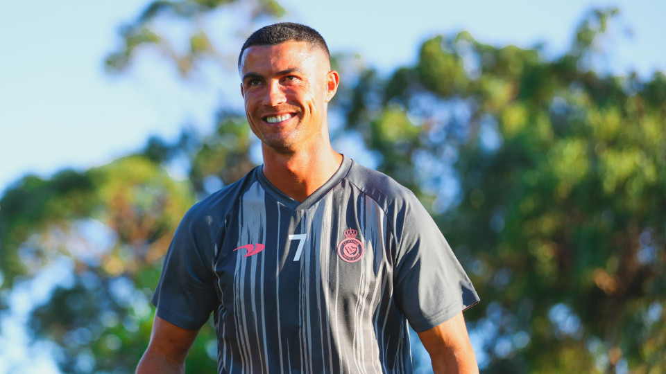 Cristiano Ronaldo sorridente e uma grande novidade no treino do Al Nassr