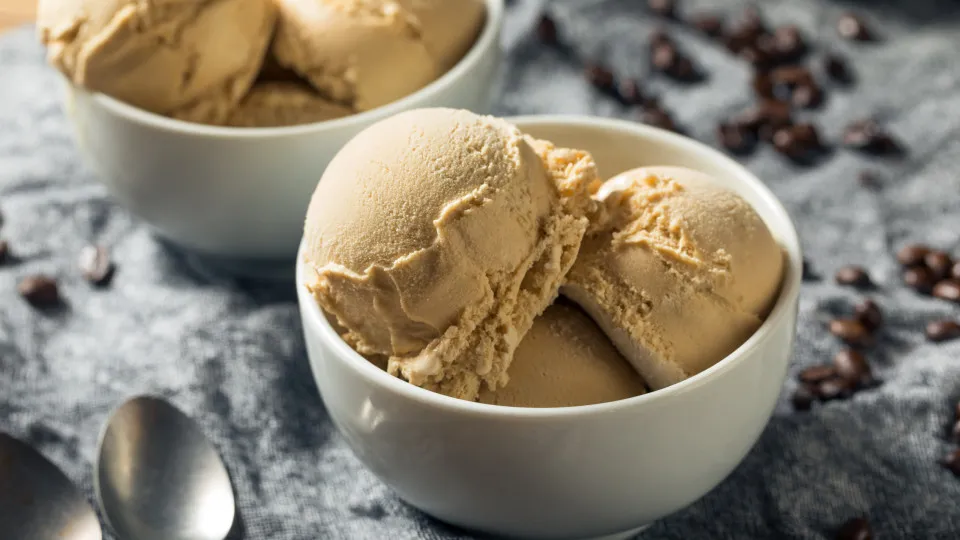 Não deite as borras de café no lixo! Faça gelado 