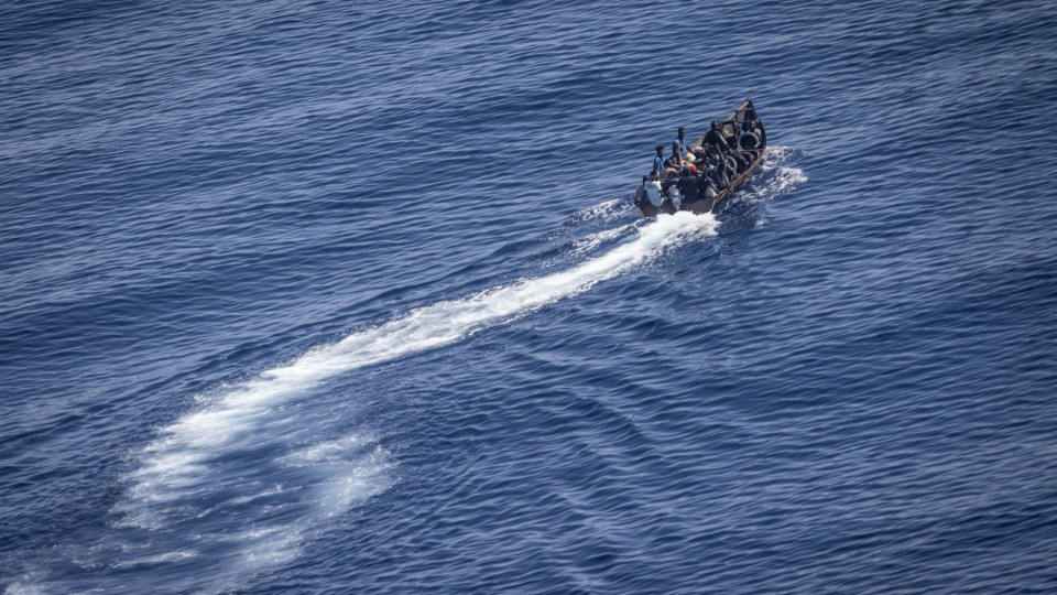 Barco com 347 pessoas chega à ilha italiana de Lampedusa