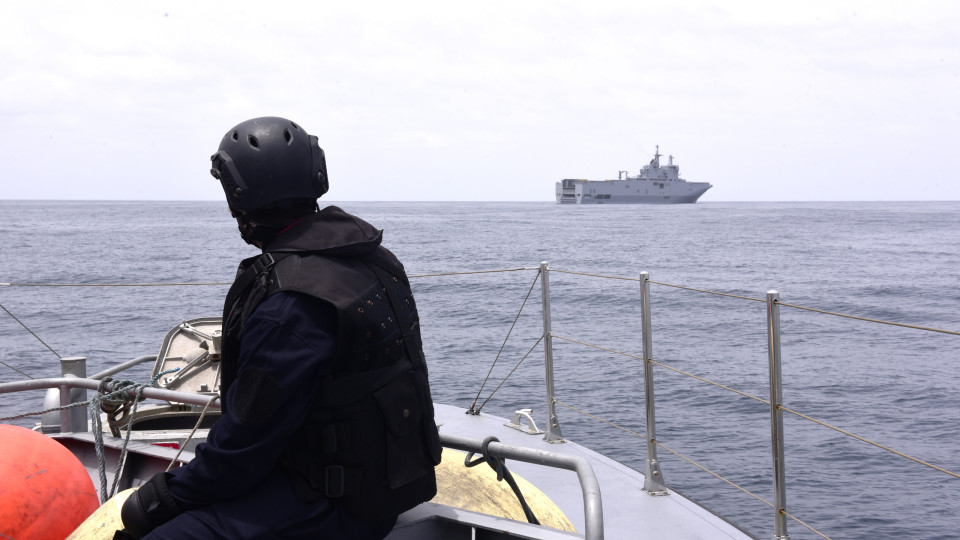 Marinha senegalesa resgata oito mortos por afogamento de barco afundado