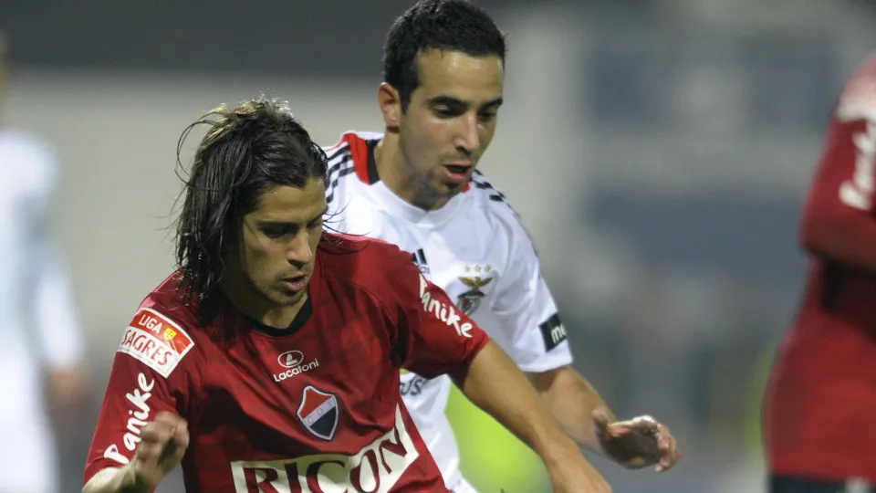 CD Trofense's Tiago Pinto (L) vies with SL Benfica's Ruben Amorim (R) during their Portuguese First league football match at the Trofense Stadium in Trofa, on January 4, 2009. AFP PHOTO / MIGUEL RIOPA (Photo credit should read MIGUEL RIOPA/AFP via Getty I