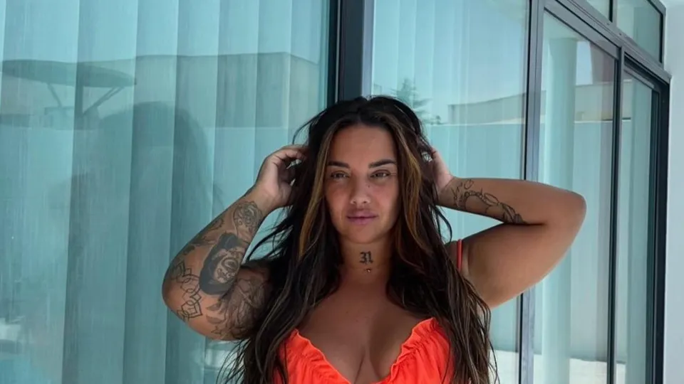 Joana Diniz exibe curvas em biquíni após cirurgia estética