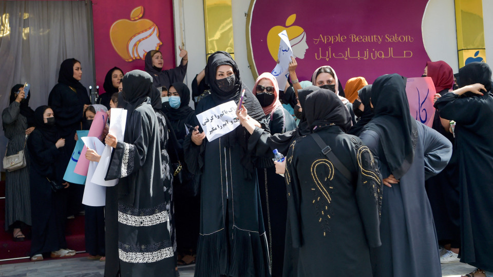 UE condena decreto talibã que impede mulheres de falarem em público