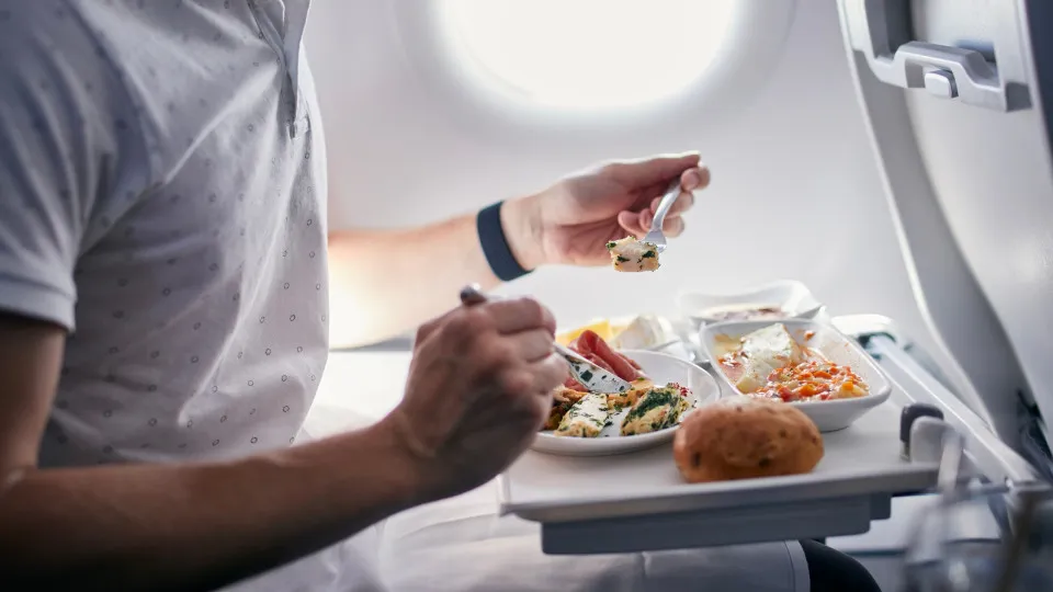 É isto que uma especialista em nutrição evita comer durante um voo