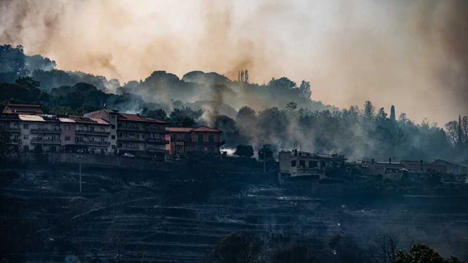 Itália vai declarar emergência em regiões afetadas por fogo e tempestades