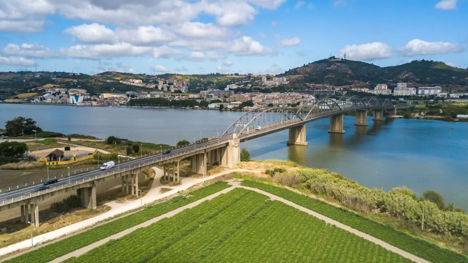 Carro encontrado submerso no rio Tejo não tinha ocupantes