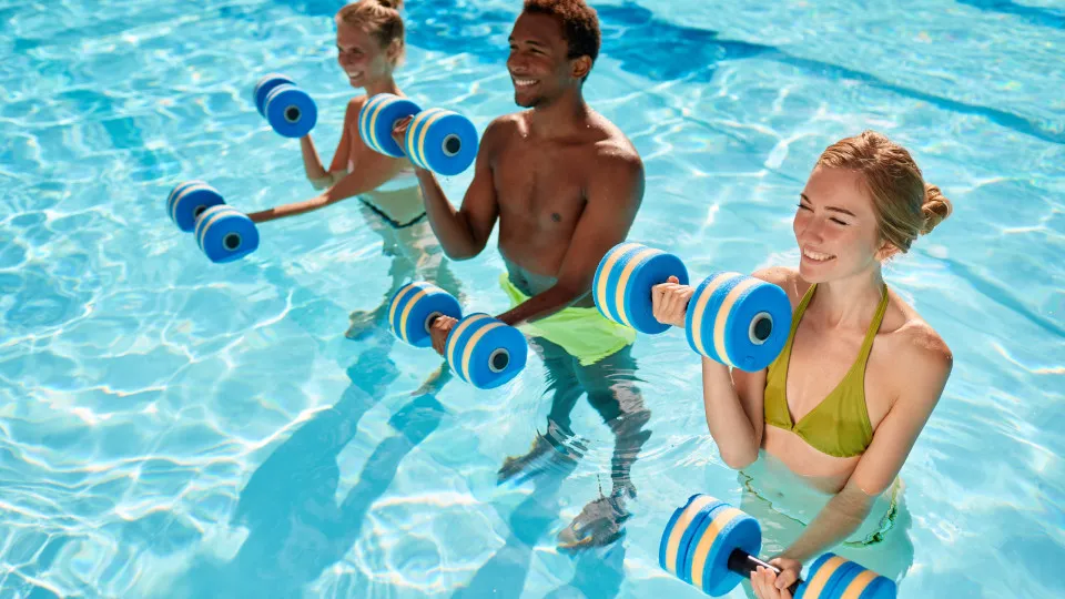 Seis exercícios para treinar na piscina - além dos mergulhos básicos