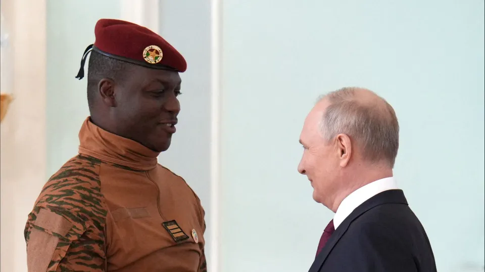 Líder golpista do Burkina Faso descreve Rússia como "uma família"