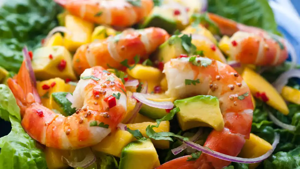 Uma salada de manga e camarão nunca desilude em dias de calor