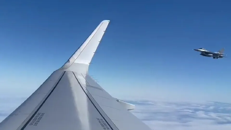 Avião papal foi escoltado por dois caças F-16. Eis as imagens