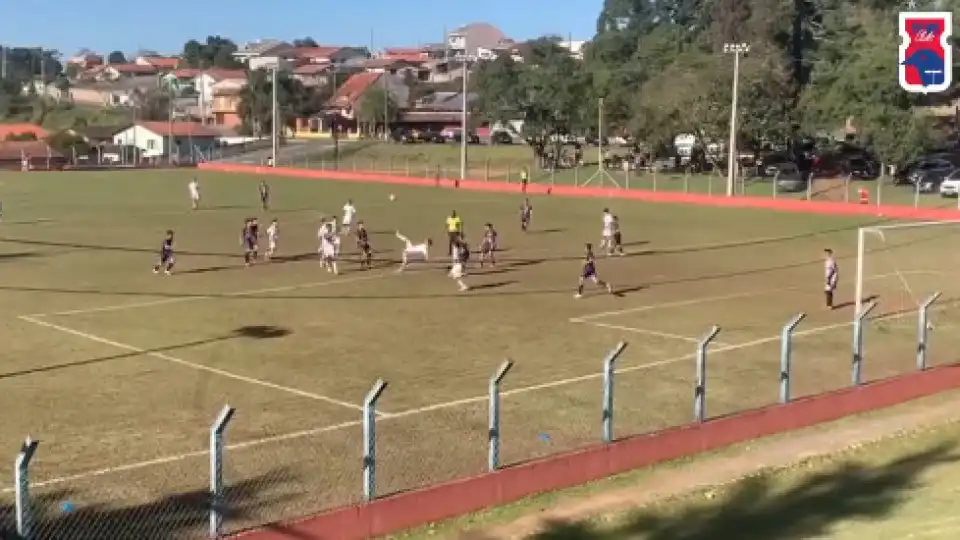 De bicicleta e de fora da área. Já se pede Puskás para sub-14 brasileiro