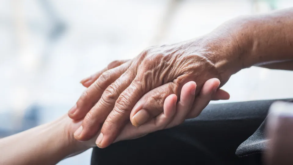 Risco de Alzheimer? Neurologista alerta para (mau) hábito depois dos 65