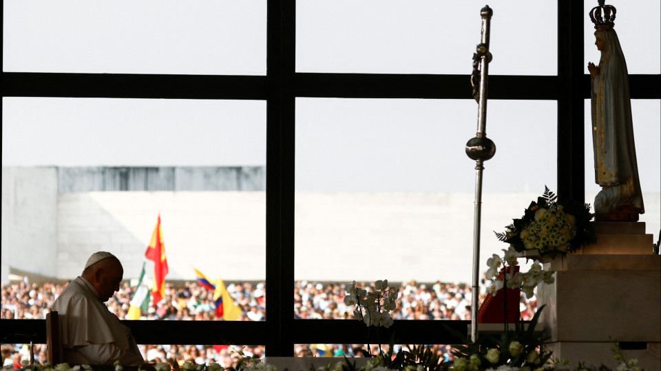Papa reza perante imagem da Virgem Maria na Capelinha das Aparições
