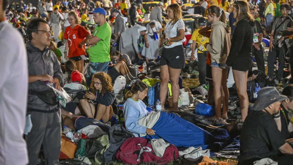 AO MINUTO: Papa pede que não julguem; Milhares pernoitam no Parque Tejo