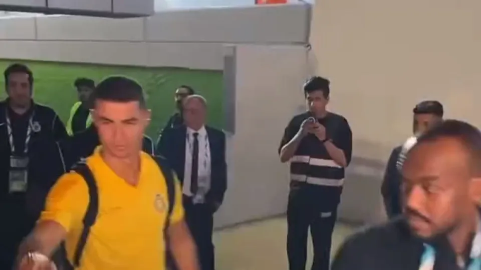 Adeptos pediram um autógrafo a Cristiano Ronaldo e português fez isto