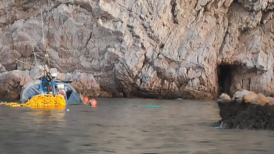 Resgatados 7 ocupantes de barco de pesca "em risco de afundar" em Setúbal