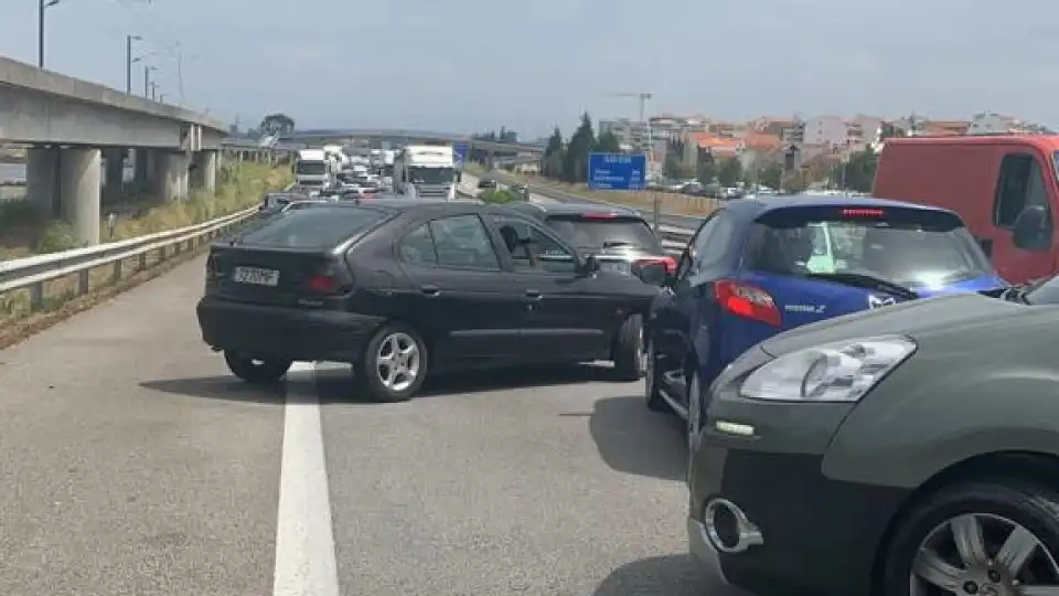 Três feridos graves e 4 leves após colisão de camião e 3 carros em Aveiro