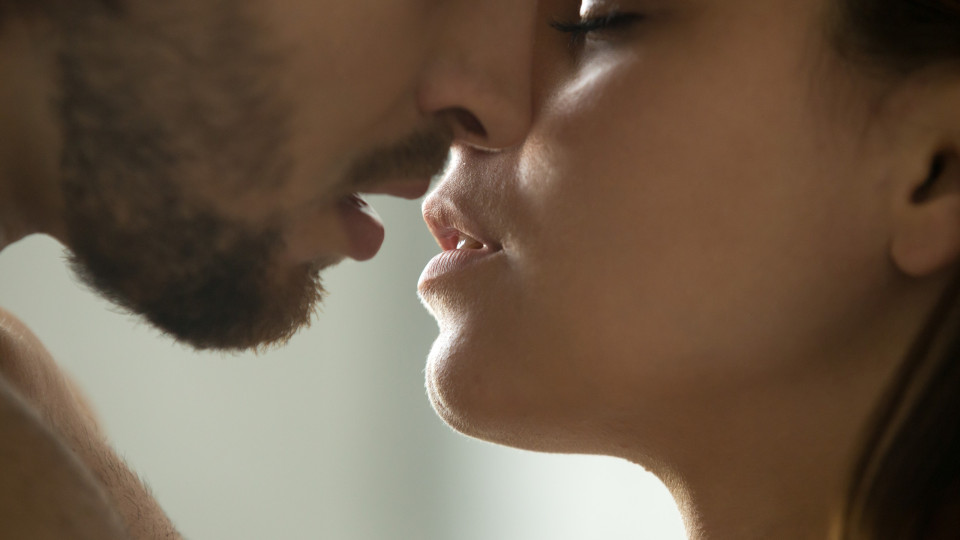 Myths and curiosities about kissing (from 'peck' to 'forehead kiss')